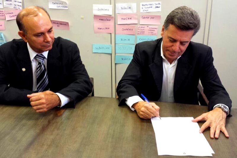 Célio assina doação de área para nova sede da Receita Federal