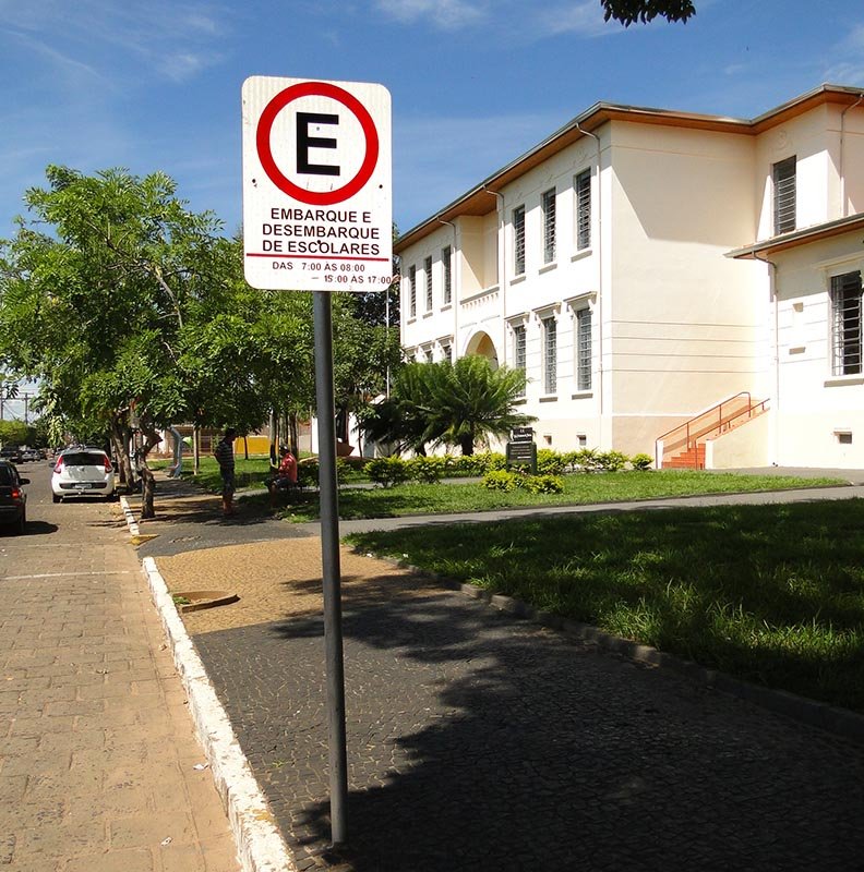Trânsito: Secretaria orienta sobre estacionamento nas escolas