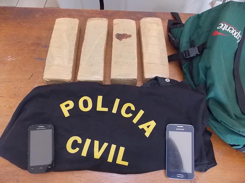 Trio é preso pela Civil com quatro tijolos de maconha