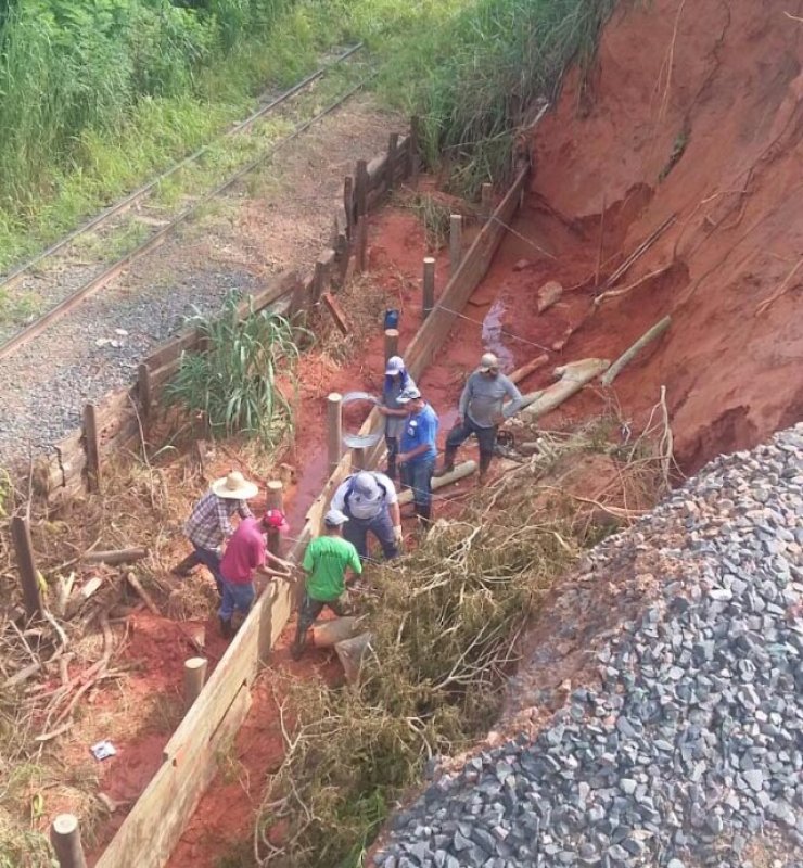Prefeitura finaliza conserto em desbarrancamento