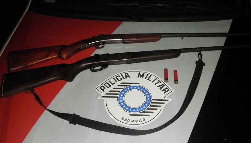 Polícia Militar flagra homem com espingardas e animais abatidos