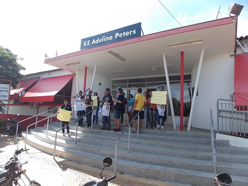 Professores em greve fazem manifesto por mais adesões