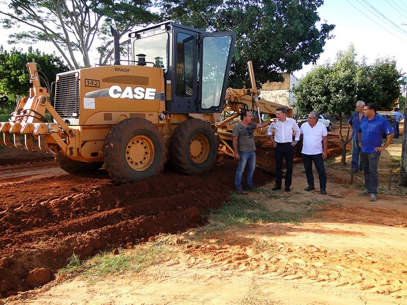 Prefeito Célio confere obras de pavimentação no bairro Cagliari