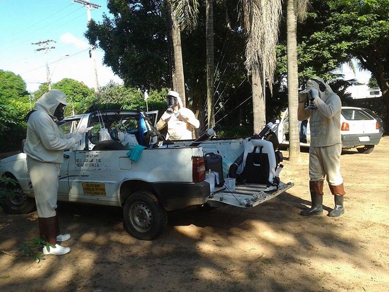 Casa a casa: Vigilância orienta moradores sobre a pulverização