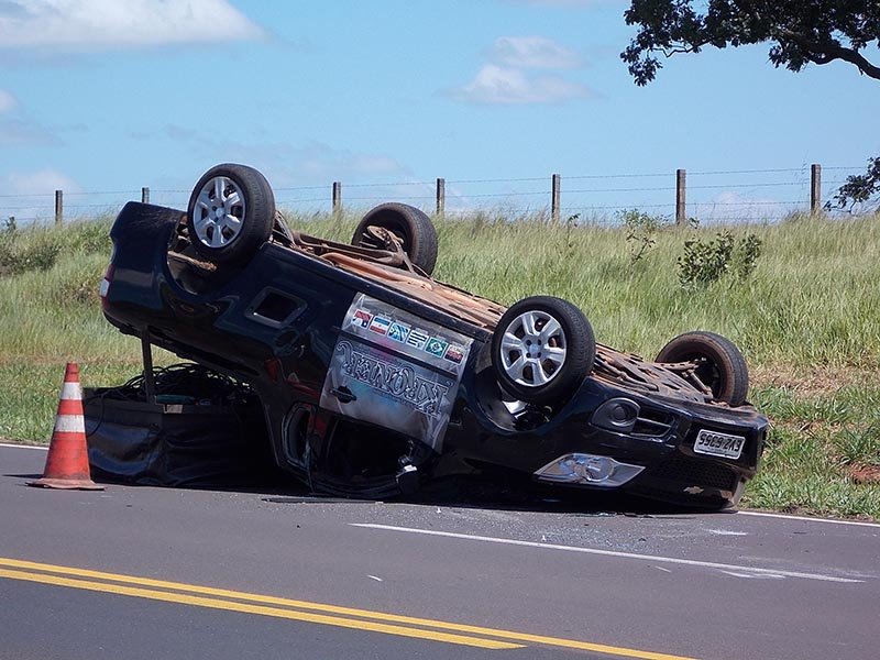 Carro capota na Assis, mas vítimas não sofrem ferimentos
