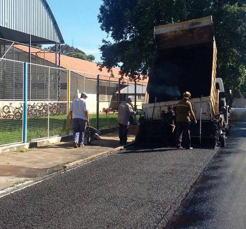 Prefeitura resolve problema de empoçamento em frente à escola