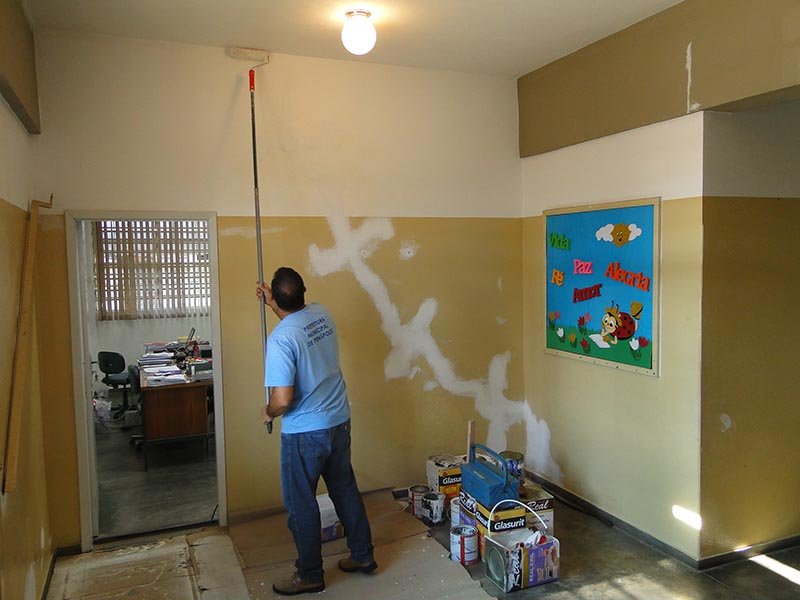 Emef Joana Helena passa por pintura geral do prédio