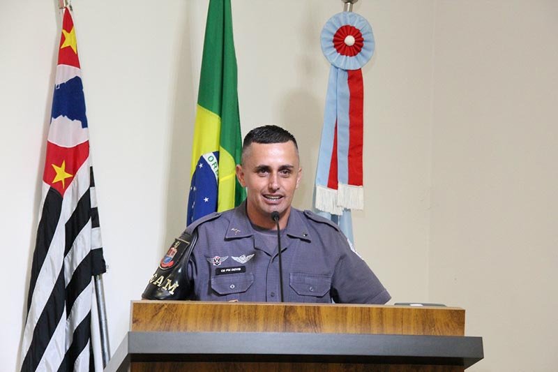 Policial Deivis da Silva Sonsino recebe Medalha Tiradentes