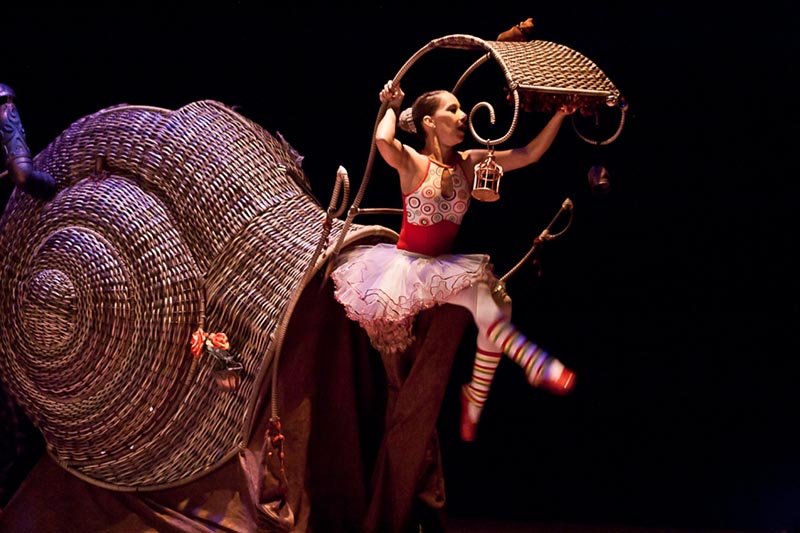 Hoje tem teatro e show ao vivo na Praça 9 de Julho