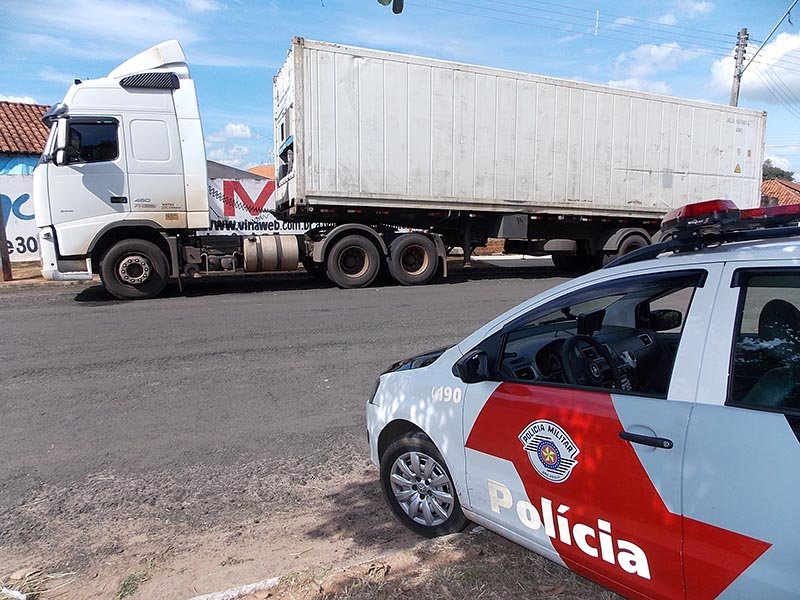 Caminhão roubado em MG é encontrado em Penápolis