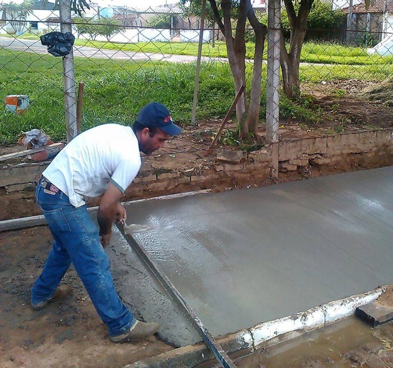 Prefeitura constrói calçada no Centro de Lazer do Trabalhador