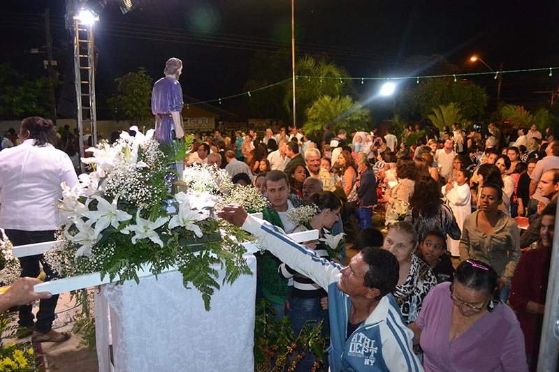 Católicos demonstram fé a São José em celebração