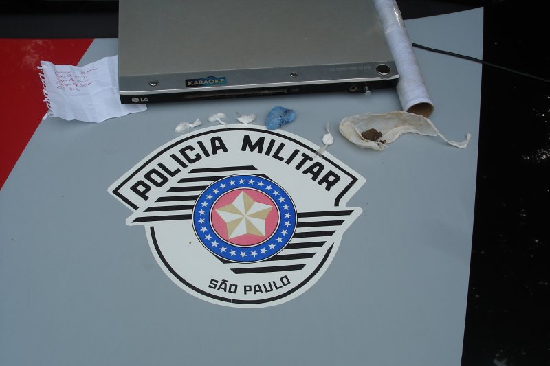 Polícia encontra droga dentro de DVD e servente é preso