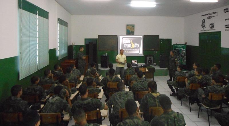 Secretaria de Trânsito ministra palestra no Tiro de Guerra
