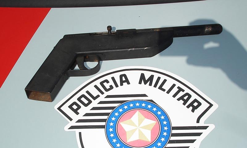 Mulher encontra arma do genro e entrega para a PM