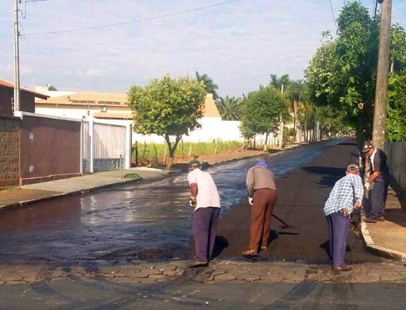 Prefeitura executa recape da rua Ivanoé de Cunto
