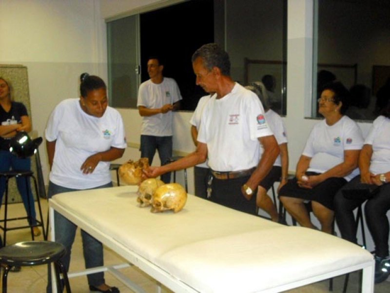 Alunos do EJA conhecem laboratório de anatomia
