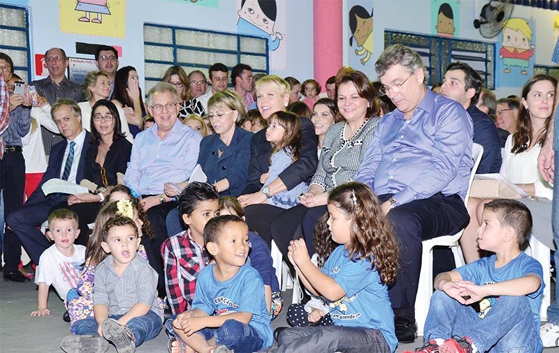 Xuxa prestigia aniversário da Fundação Colnaghi