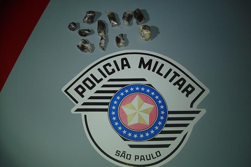 Jovem é flagrado com maconha e é preso