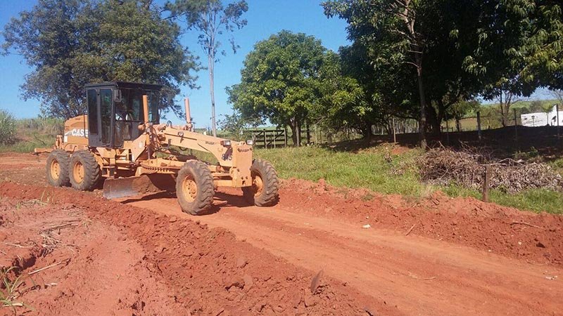 Estrada rural do Araponga recebe melhorias em trechos críticos