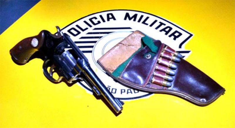 Polícia Militar Rodoviária prende servidor com revólver