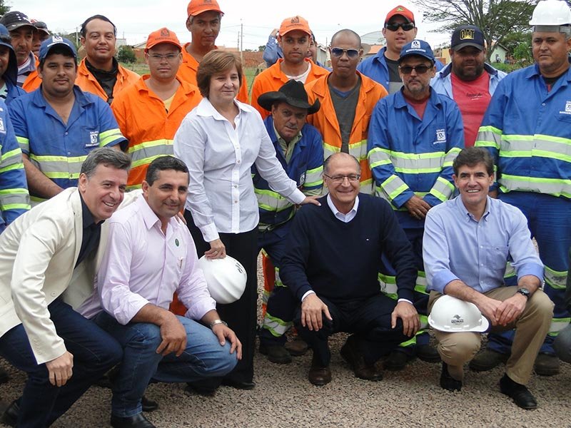 Célio prestigia lançamento de obras na Raul Casasco
