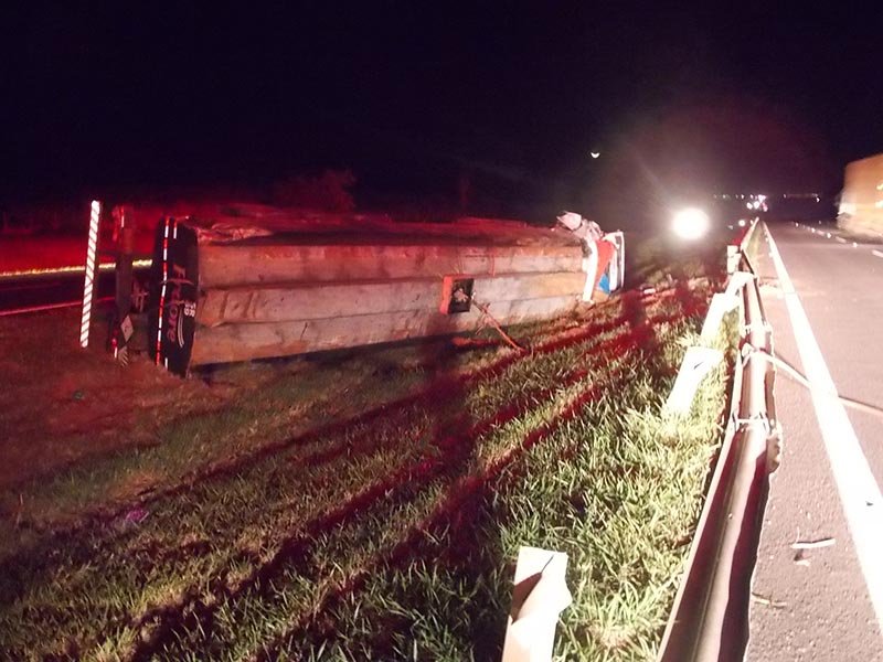 Motorista morre após tombar caminhão na Marechal Rondon