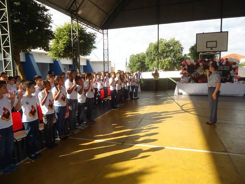 Alunos da rede municipal de ensino participam de formaturas do Proerd
