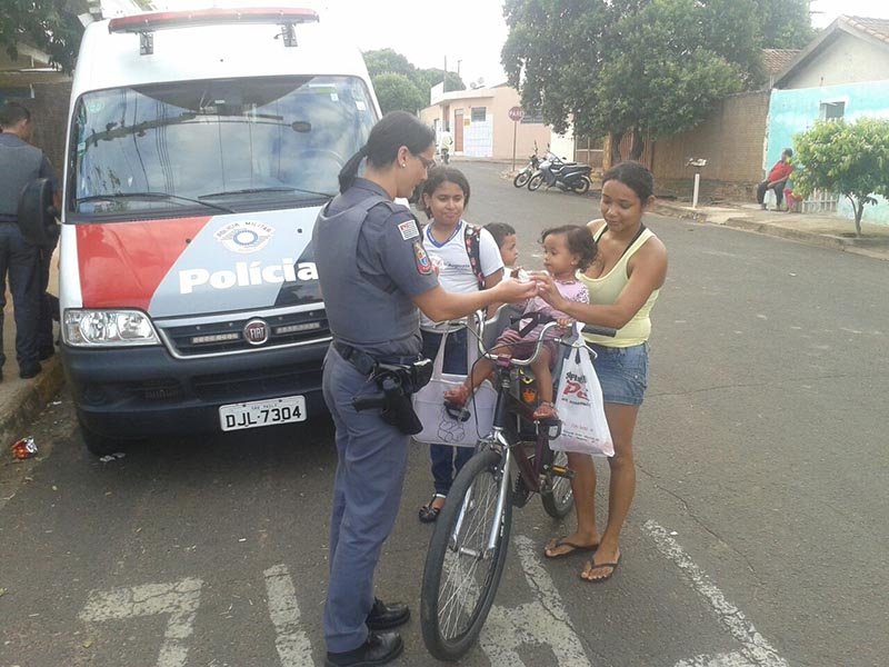 Polícia distribui brinquedos