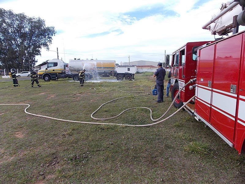 Bombeiros combatem incêndio de caminhão em simulação