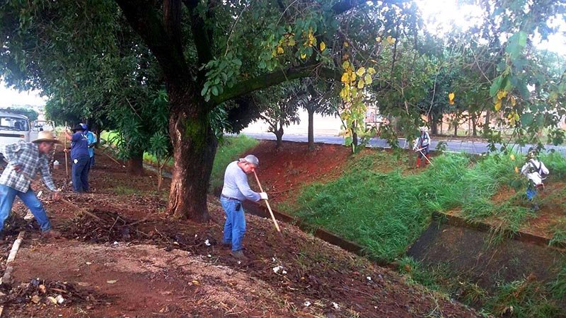 Prefeitura executa limpeza ao longo do córrego Maria Chica