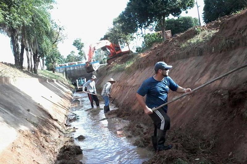 Prefeitura executa desassoreamento do córrego Maria Chica