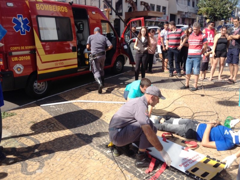 Homem cai de prédio a sete metros de altura