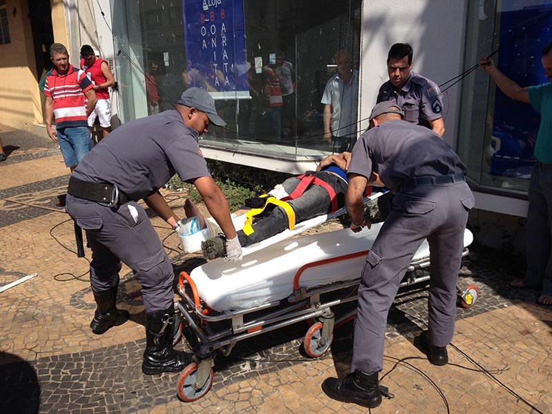 Homem se fere ao cair de prédio a sete metros de altura