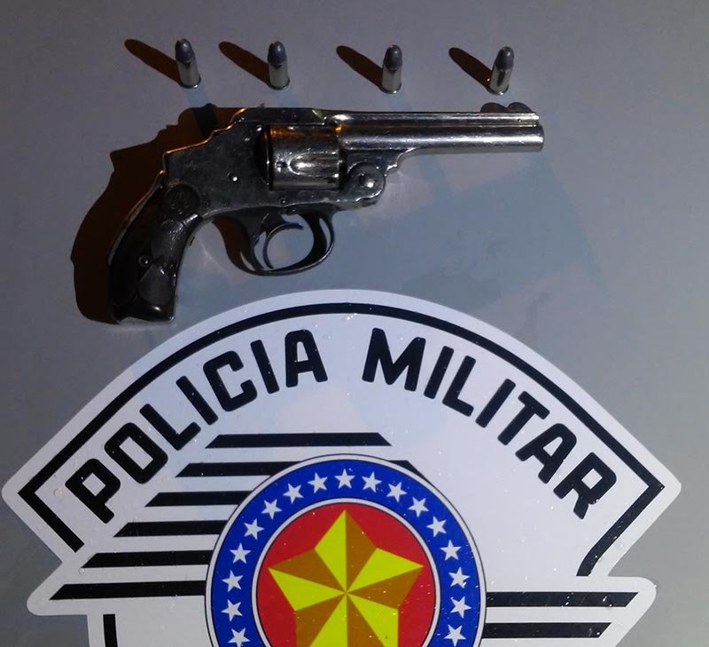 Polícia encontra revólver em bar no Pereirinha