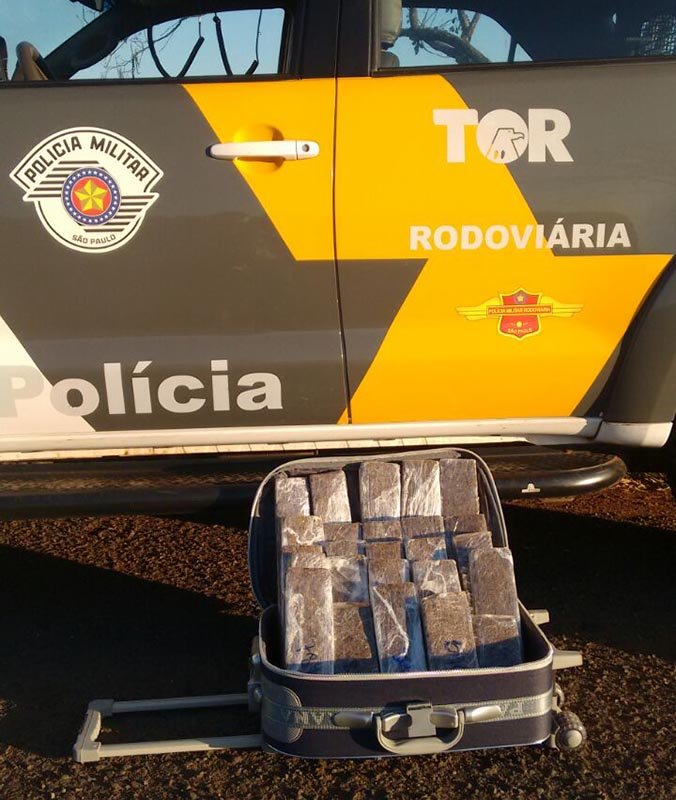 Mulher é presa transportando 20kg de maconha