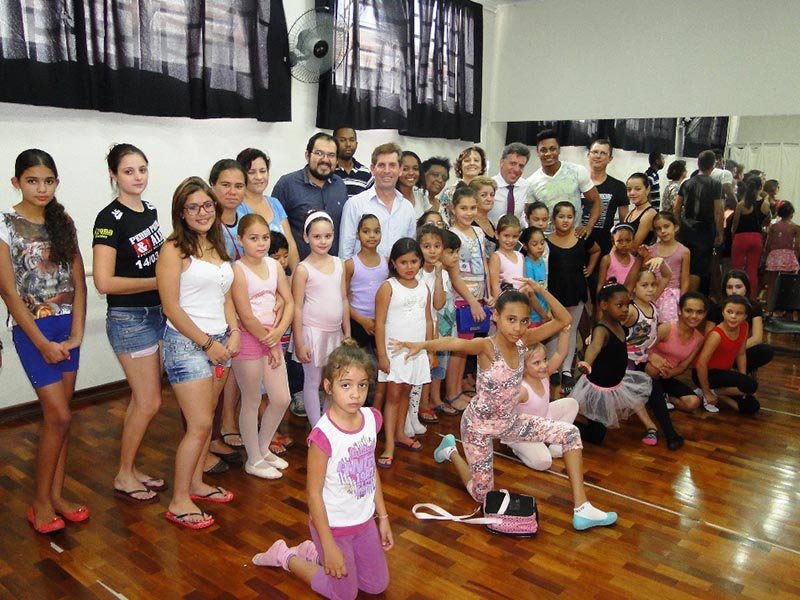 Prefeito confere sucesso do Núcleo de Dança em visita à Casa de Cultura