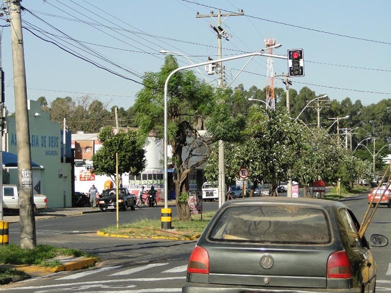 Semáforo da Avenida Irmãos Buranello é reativado
