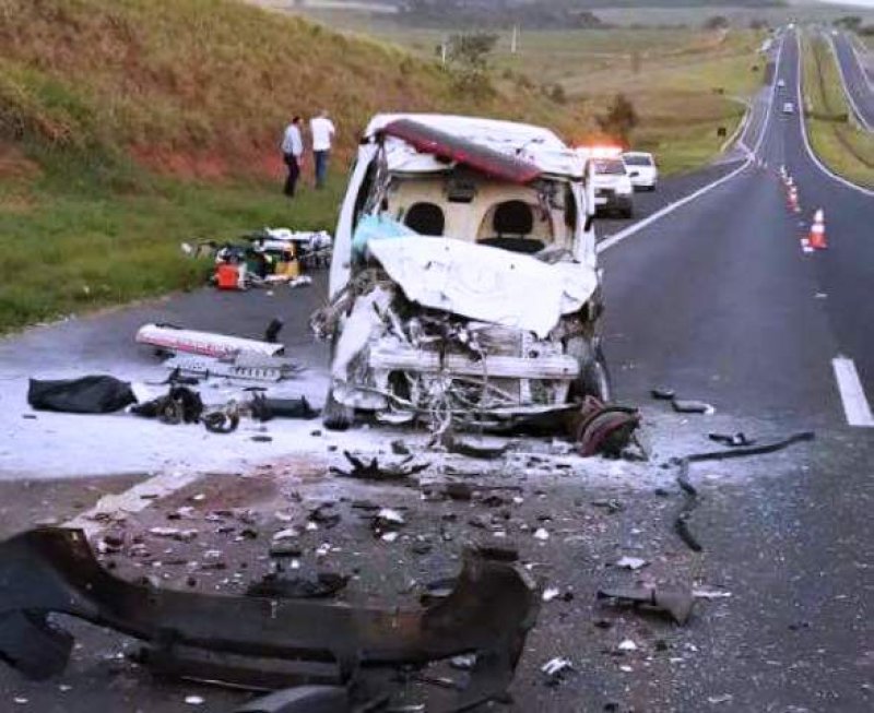 Acidente com ambulância mata motorista