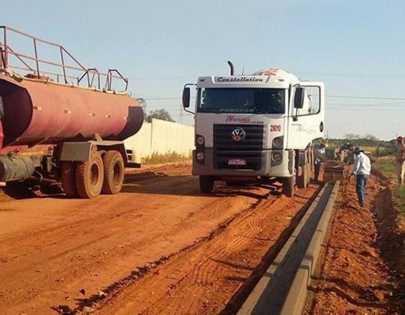 Prefeitura executa guias e sarjetas na rua Interna D