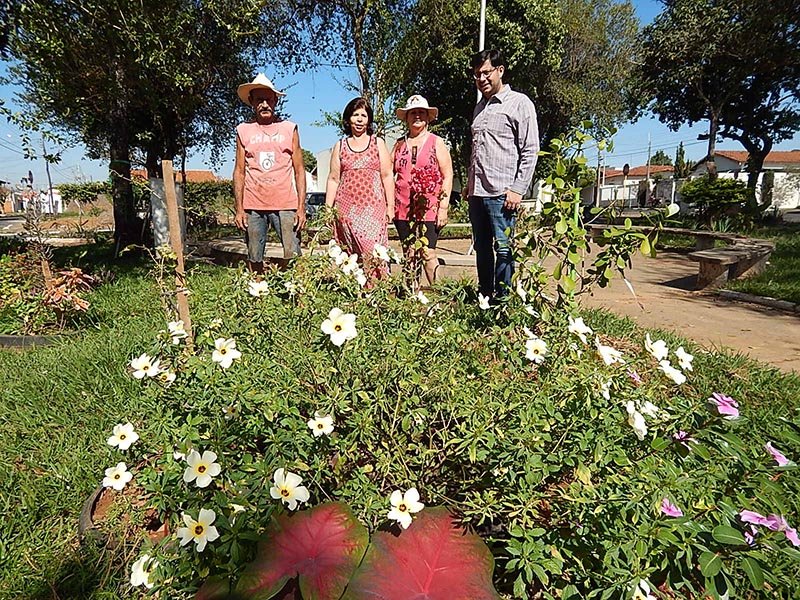 Praça na Vila Guanabara fica mais bonita com trabalho voluntário de vizinhos