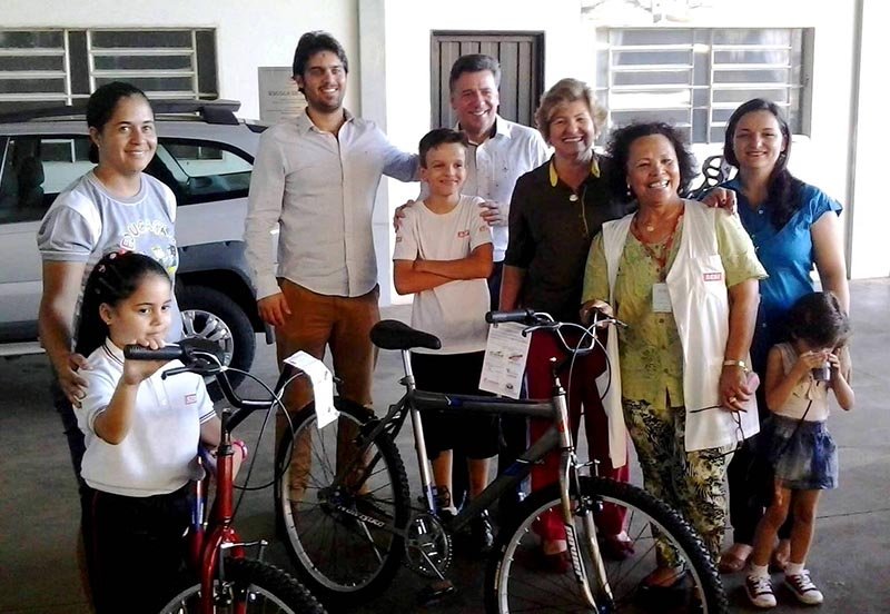 Ganhadores do sorteio da Campanha do Agasalho recebem prêmios