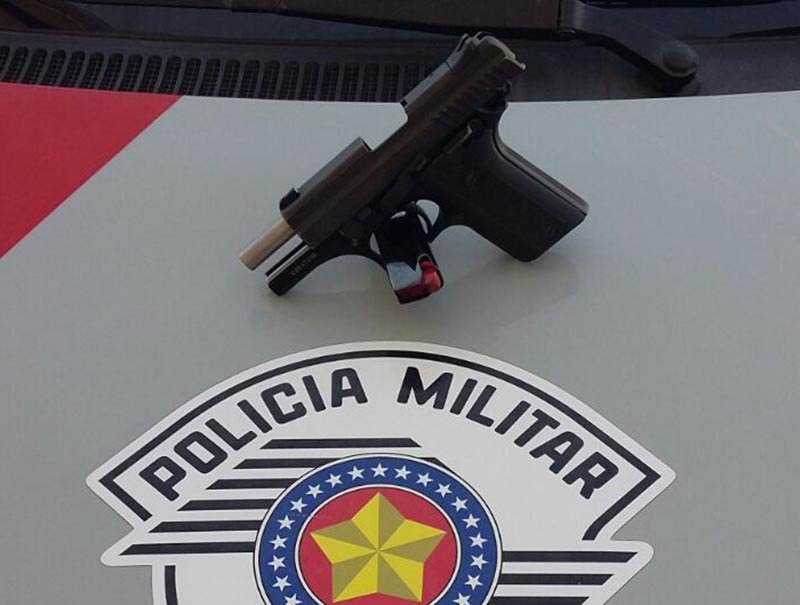 Policiais encontram pistola escondida