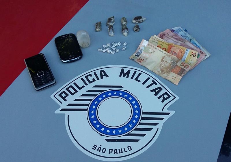 Policiais da Rocam prendem faxineira acusada de tráfico
