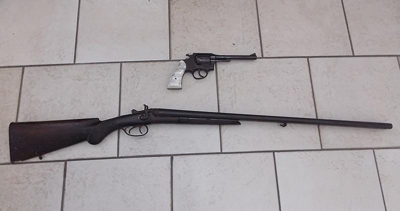 Aposentado é detido com espingarda e revólver em casa