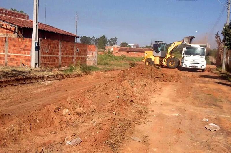 Prefeitura realiza serviços preliminares para asfaltar ruas do Santa Leonor