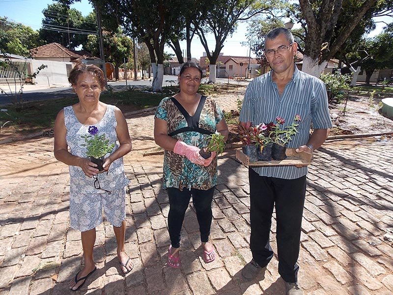Buscando qualidade de vida, munícipes revitalizam praça