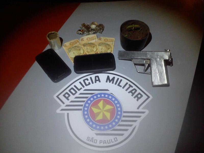 Policiais da Rocam encontram droga e arma com jovem