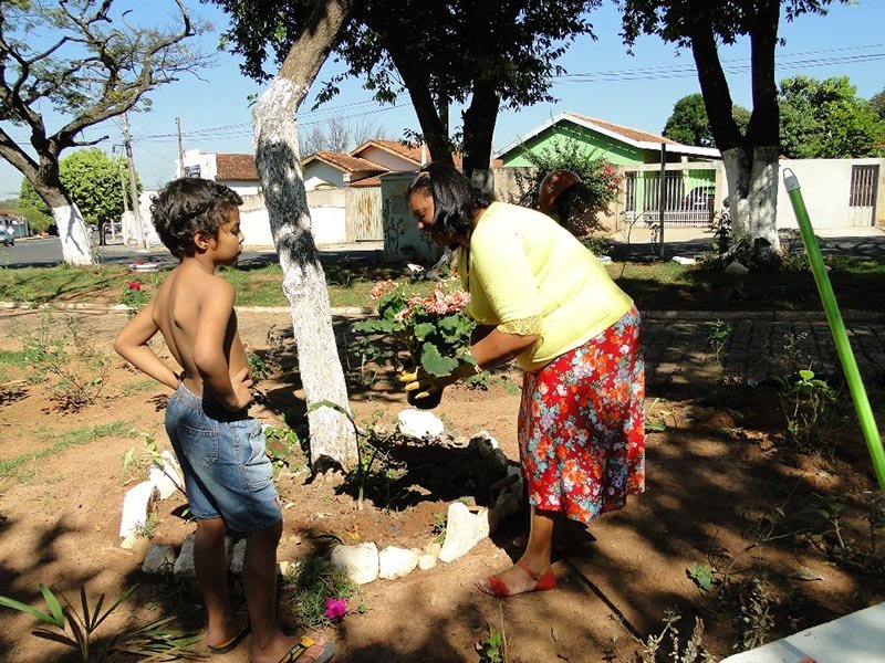 Moradores fazem trabalho de jardinagem na praça da Vila América