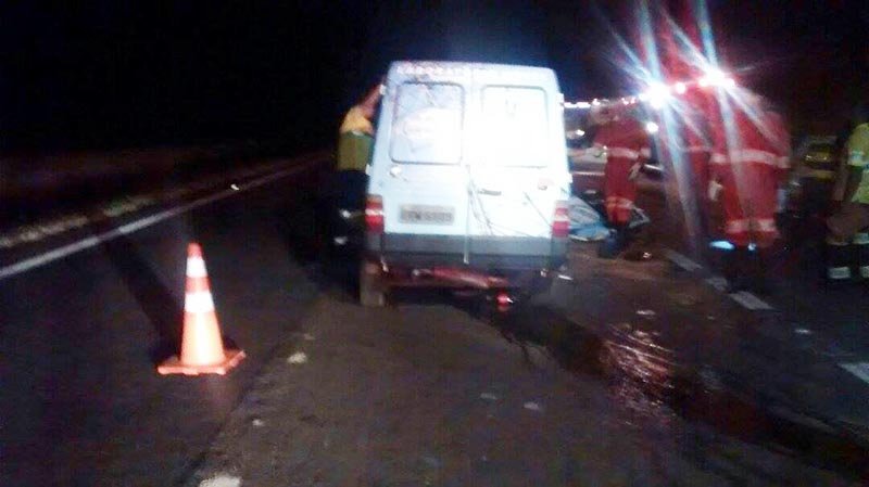 Carro bate em caminhão e deixa dois mortos na Rondon